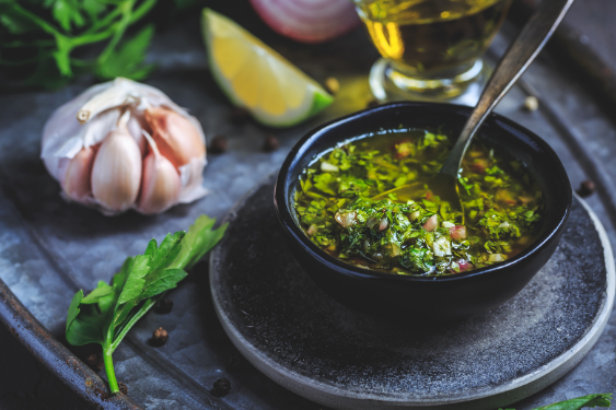Marinade aux herbes de Provence, avec une gousse d'ail et une tranche de citron