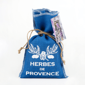 Sachet en jute bleu contenant un mélange d'herbes de Provence
